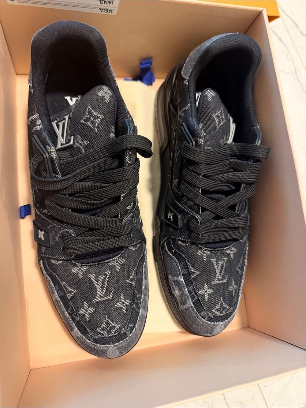 Louis Vuitton Men’s Black & Gray Monogram LV trainer Sneakers